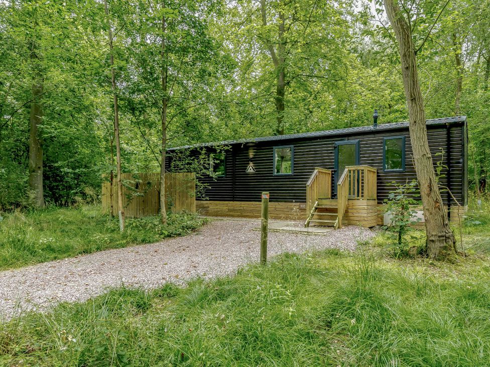 A cabin with steps and a gravel path at Horncastle Spa in Louth