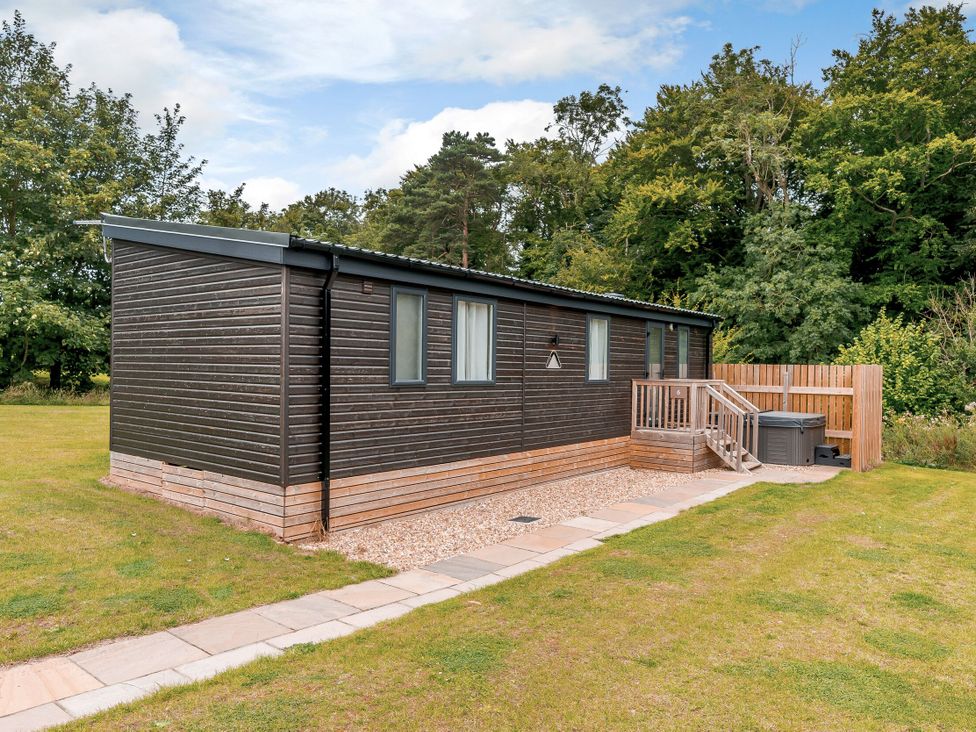 A cabin with deck and garden area at The Kinder Spa (Pet) in Louth