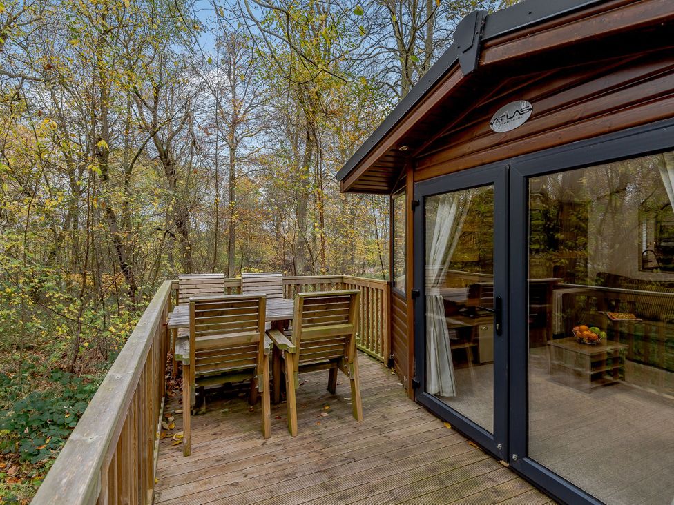 An outdoor patio with a table and chairs at Alford Spa (Pet) in Louth