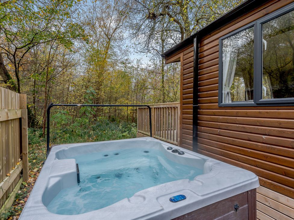 A hot tub on a wooden deck at Alford Spa (Pet) in Louth