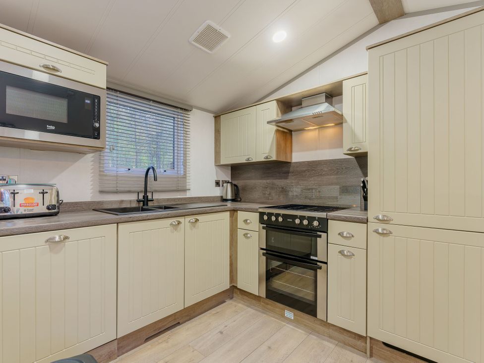 A kitchen with appliances and cabinets at Horncastle Spa Plus (Pet) in Louth