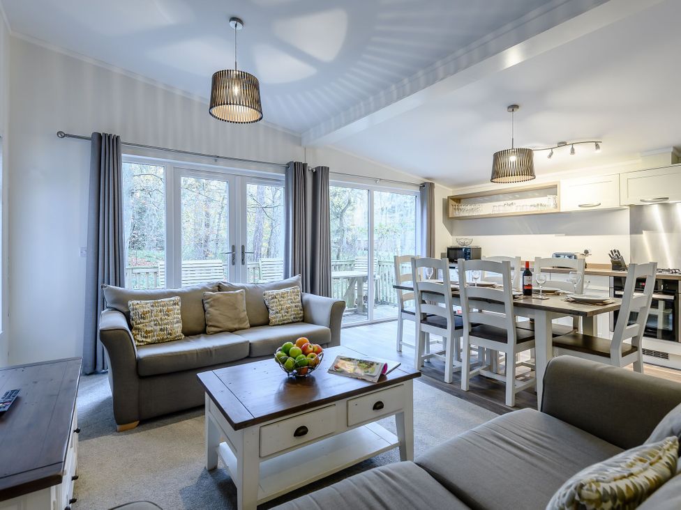 A living room with a dining area and kitchen at Stamford Spa in Louth