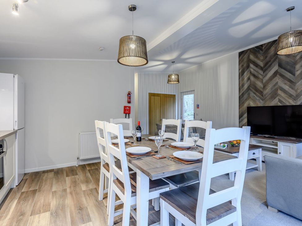 A dining area with a table and chairs at Stamford Spa (Pet) in Louth