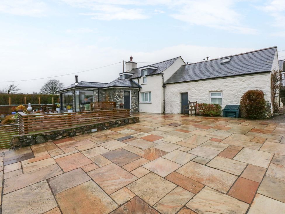 A house with a patio area at Bryn Mor Cottage Mynytho near Llanbedrog