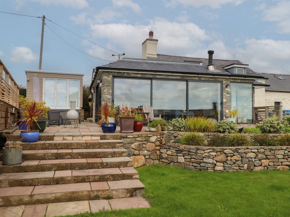 A house with garden and steps at Bryn Mor Cottage Mynytho near Llanbedrog