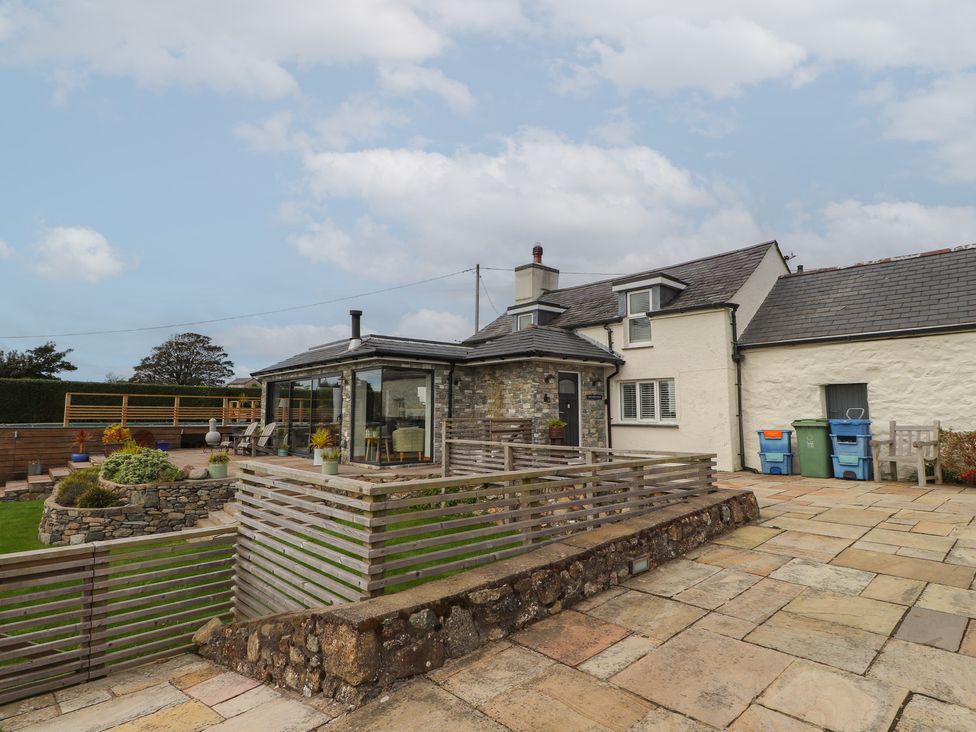 A house with a patio and garden at Bryn Mor Cottage in Mynytho near Llanbedrog