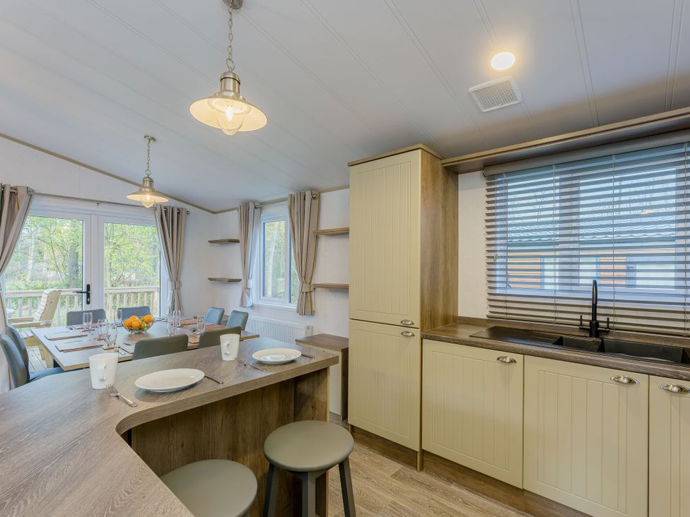 A dining area with a table and chairs at Brayford Lodge Spa (Pet) Louth