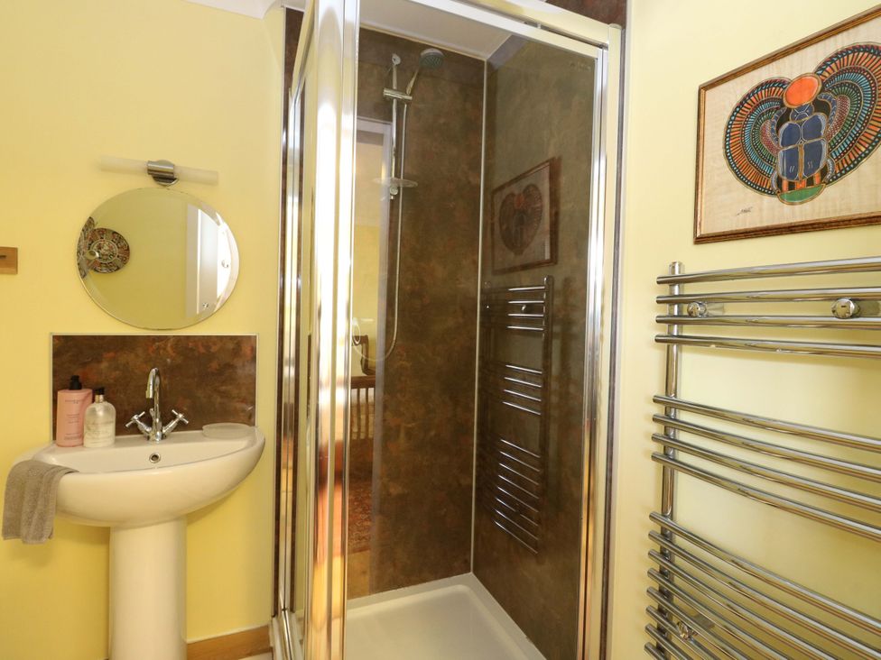 A shower and sink in a bathroom at 78 Findhorn in Forres