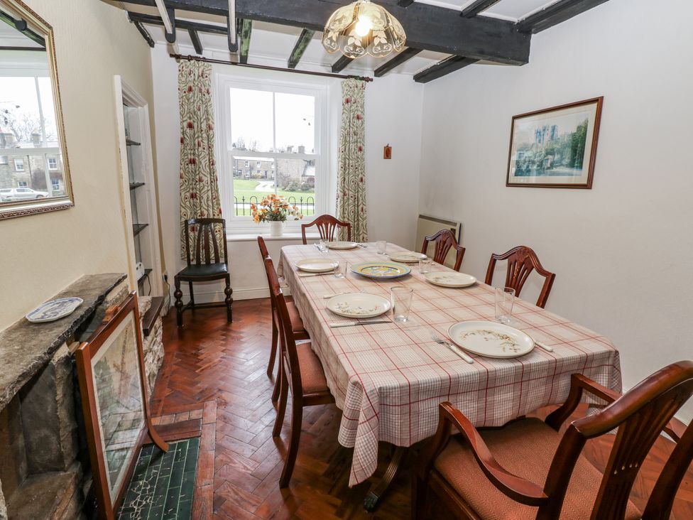 A dining room with a table and chairs at Ivy Cottage in West Burton