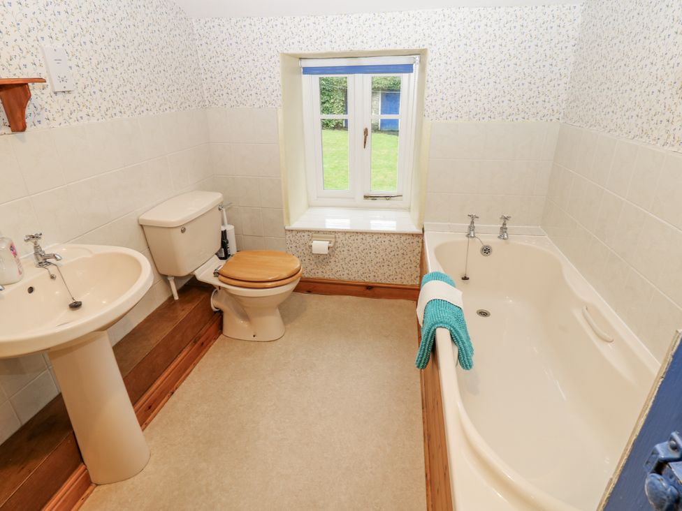 A bathroom with a bathtub, toilet, and sink at Ivy Cottage in West Burton
