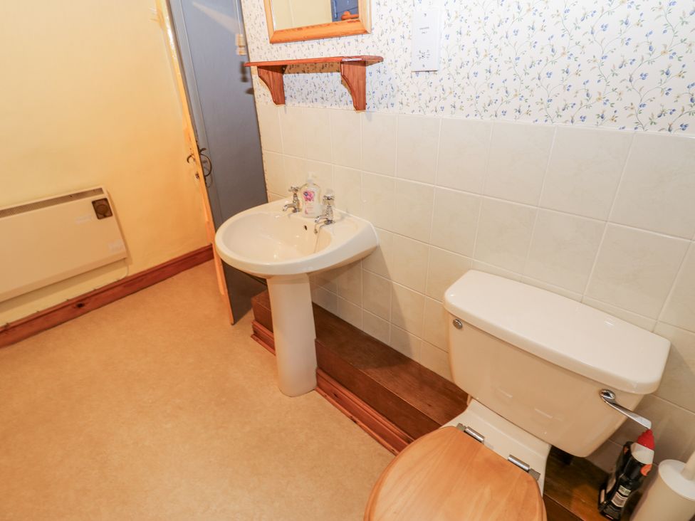 A bathroom with a sink and toilet at Ivy Cottage in West Burton