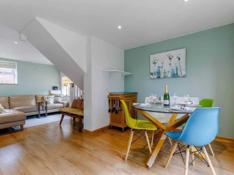 A dining area with a table and chairs at Acorn Cottage in Knutsford
