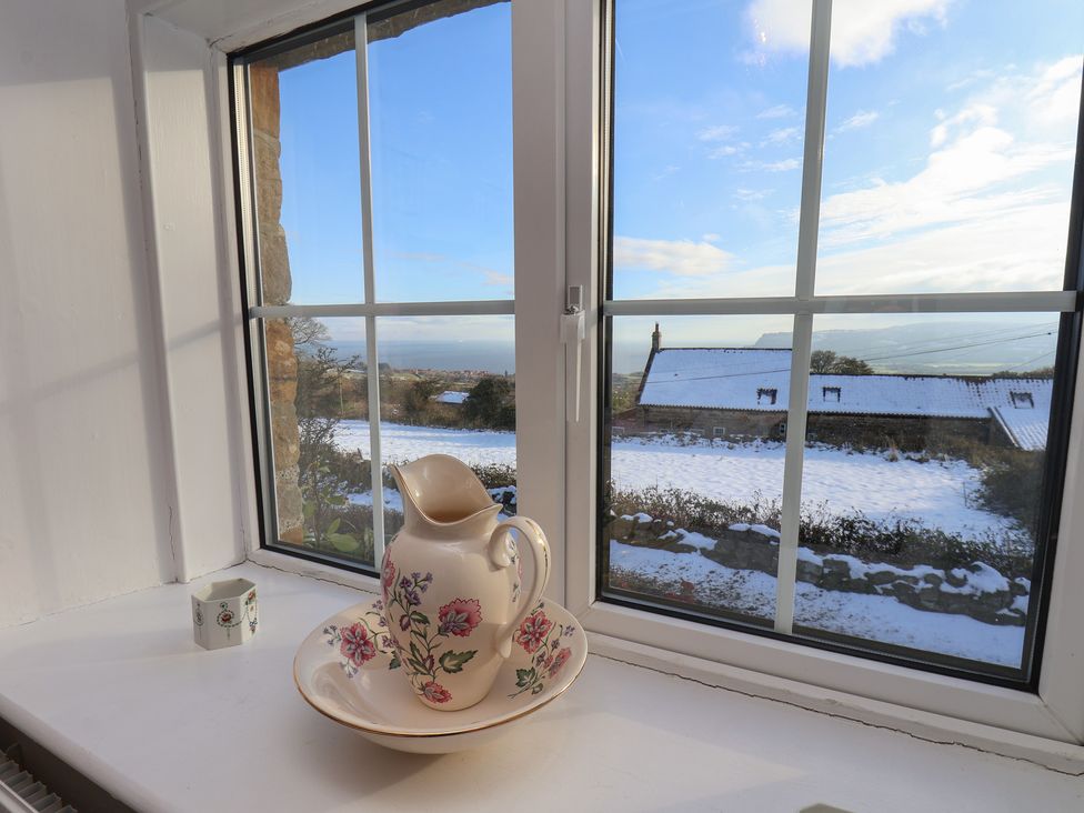 A window with a pitcher and plate at Cheyne Cottage in Fylingthorpe