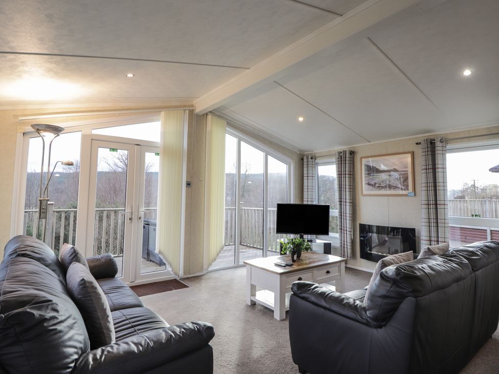 A living room with a sofa and television at Monach 1