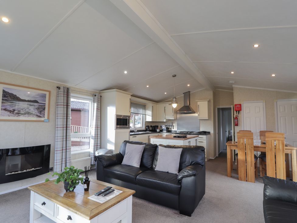 A living room with a sofa and fireplace at Monach 1