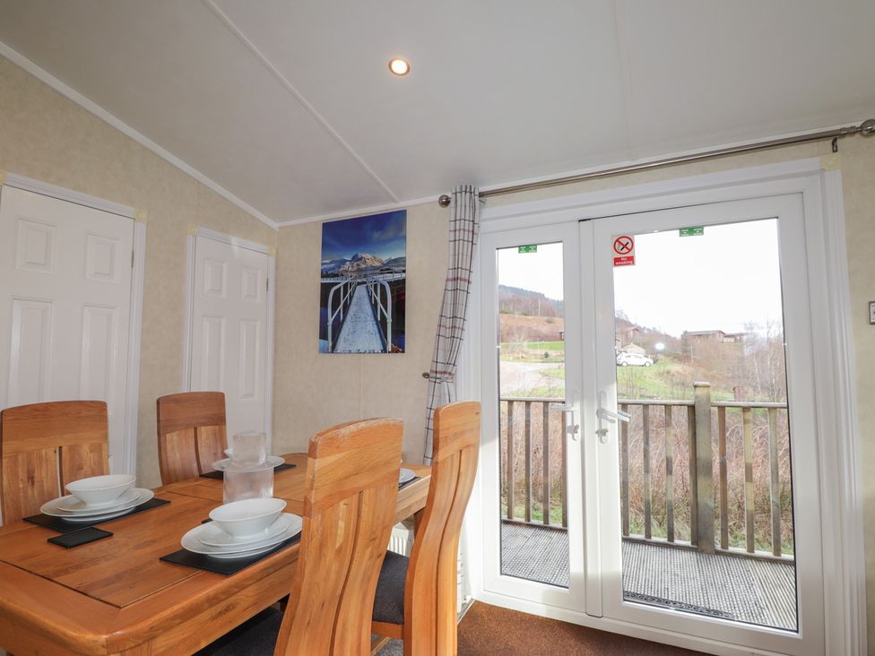 A dining room with a table and chairs at Monach 1