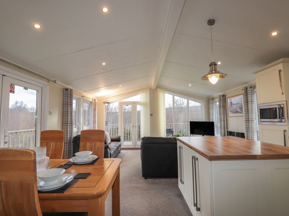 A dining room with a table and chairs at Monach 1