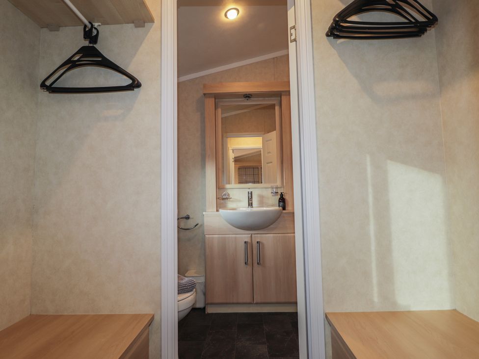 A bathroom with a sink and toilet at Monach 1 