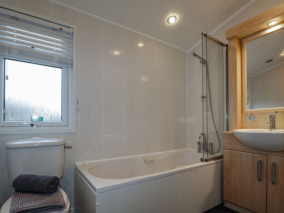 A bathroom with a bathtub, shower, toilet, and sink at Monach 1