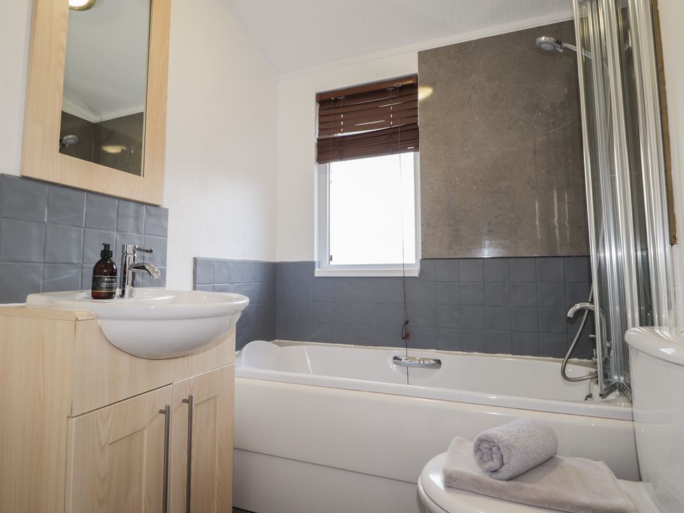 A bathroom with a bathtub and a sink at Colonsay