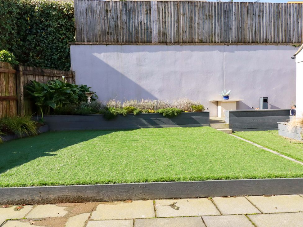 A garden with grass and plants at 3 Rope Walk in St. Austell