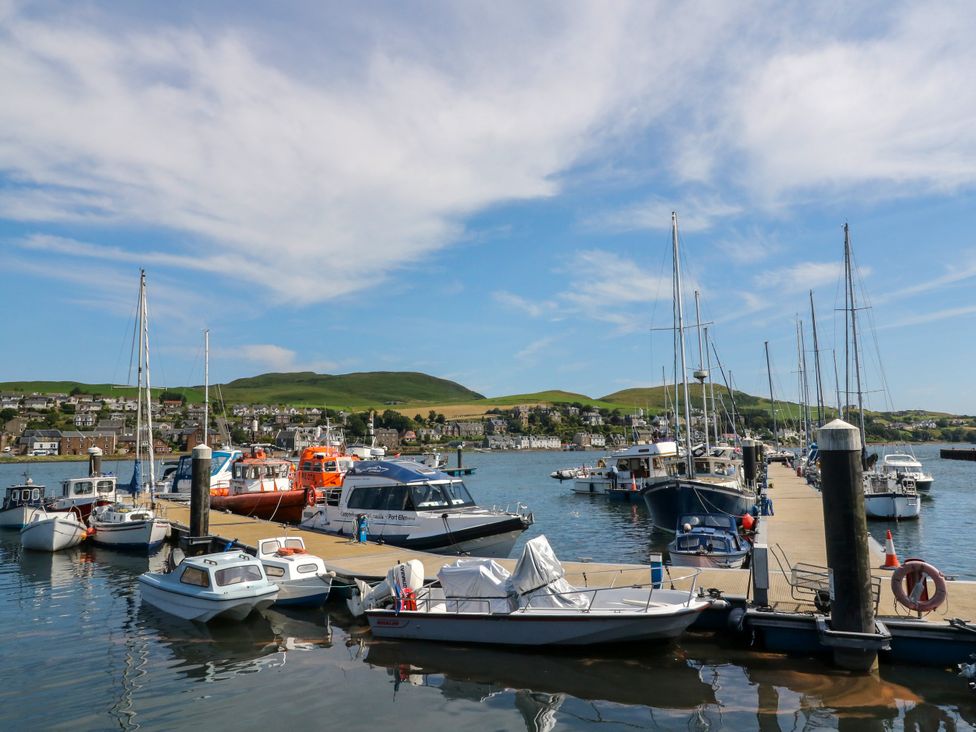 A marina with boats and yachts at Flat 1 