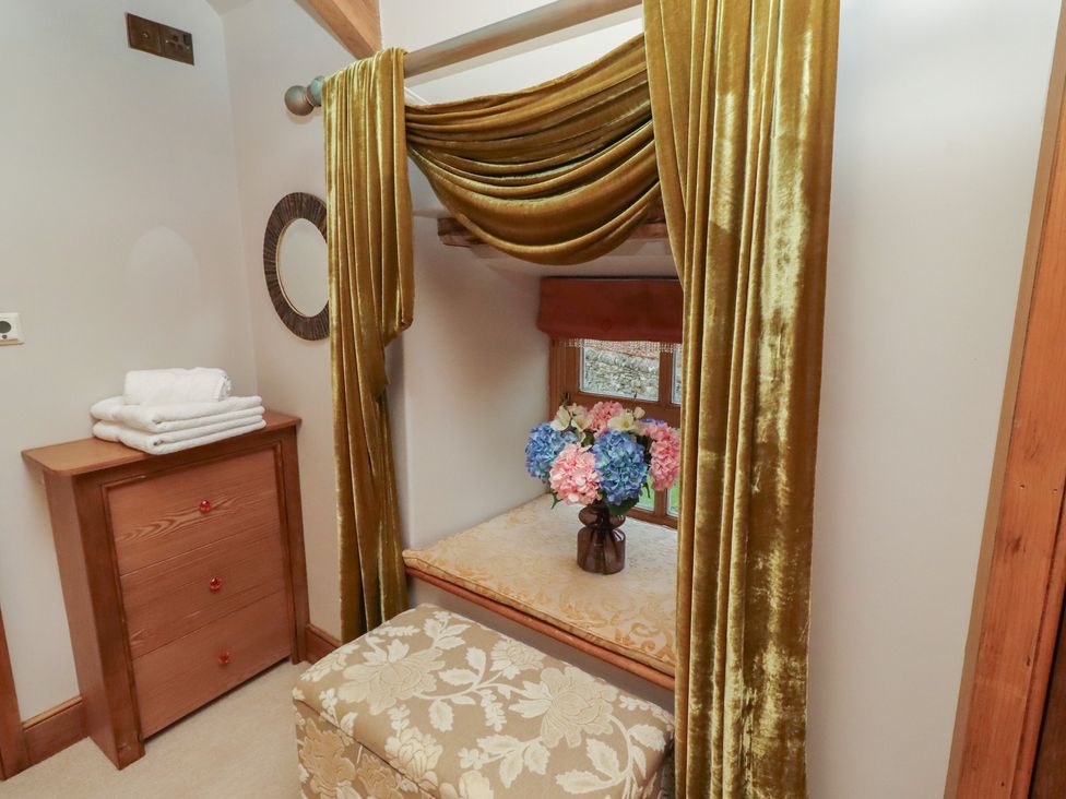 A nook with a flower vase and towels at The Classic in Hexham