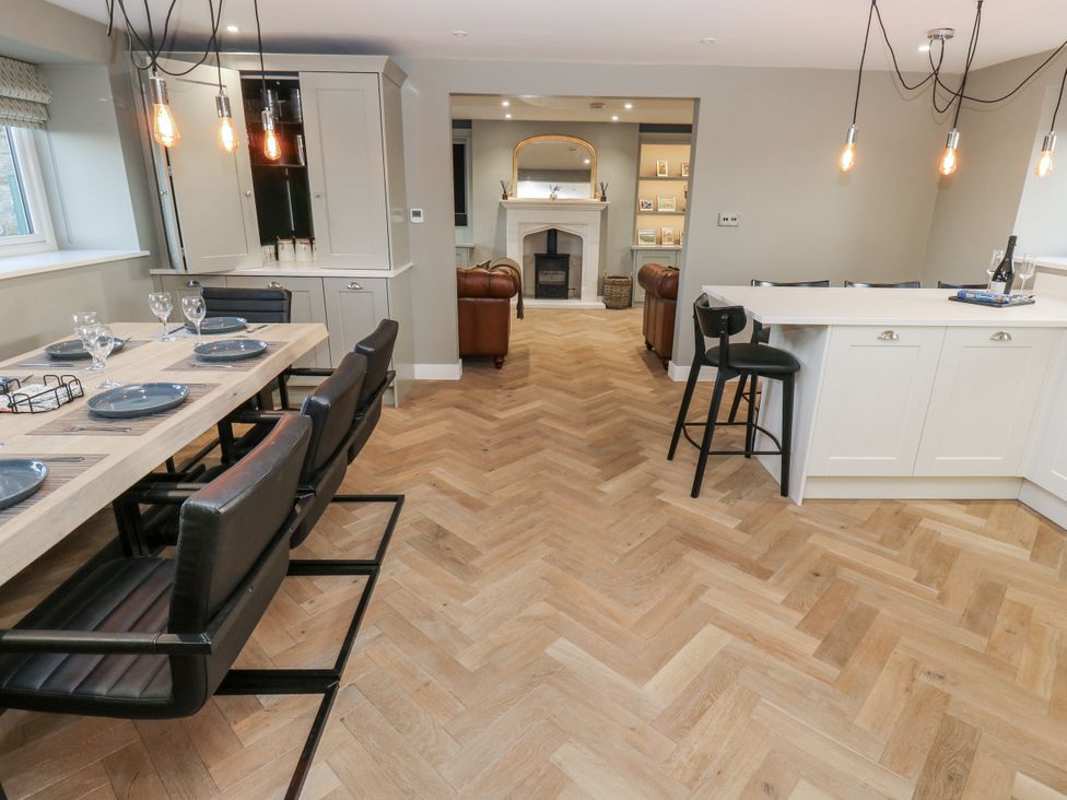 A dining room with table and chairs at The Robins Nest in 