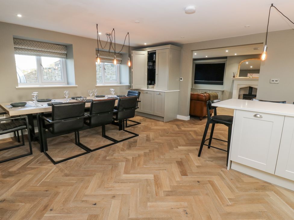 A dining area with a table and chairs at The Robins Nest in 