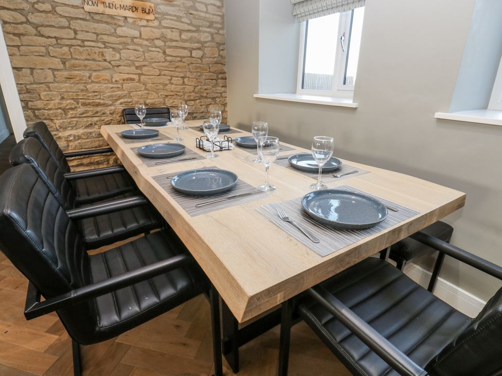 A dining room with a table and chairs at The Robins Nest