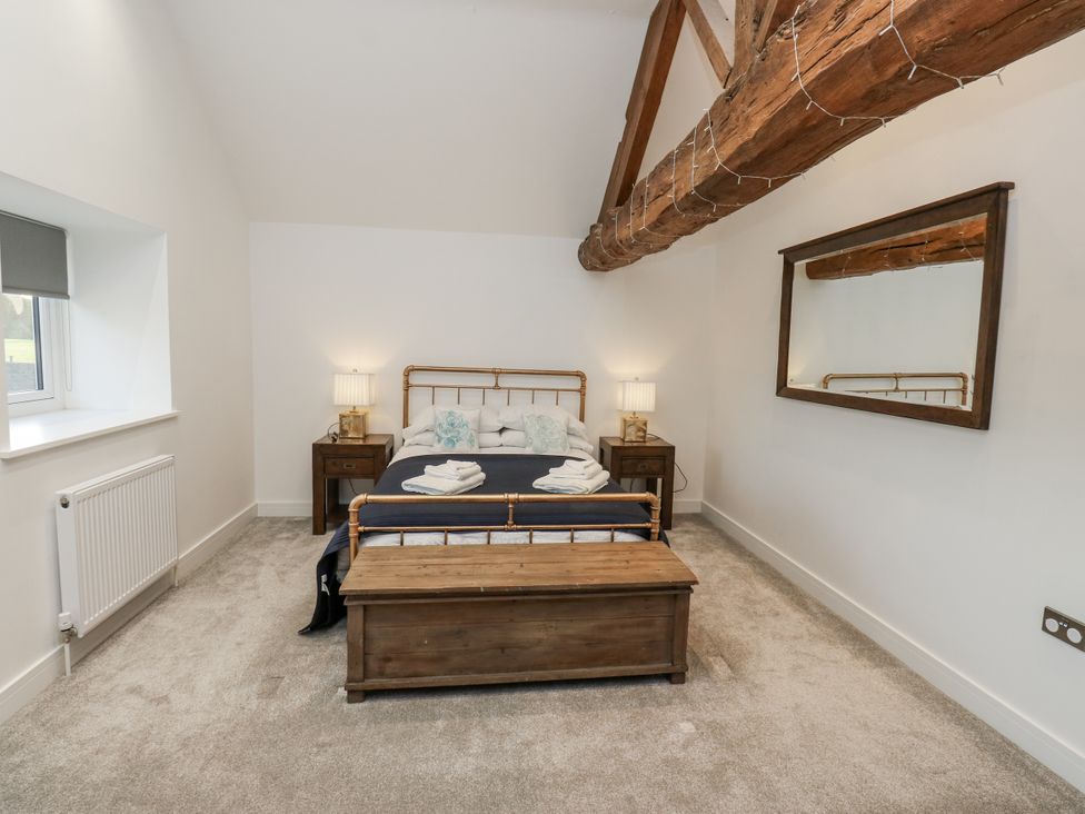 A bedroom with a bed and bedside tables at The Robins Nest 