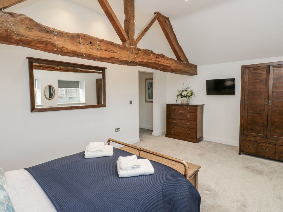 A bedroom with a bed and wardrobe at The Robins Nest