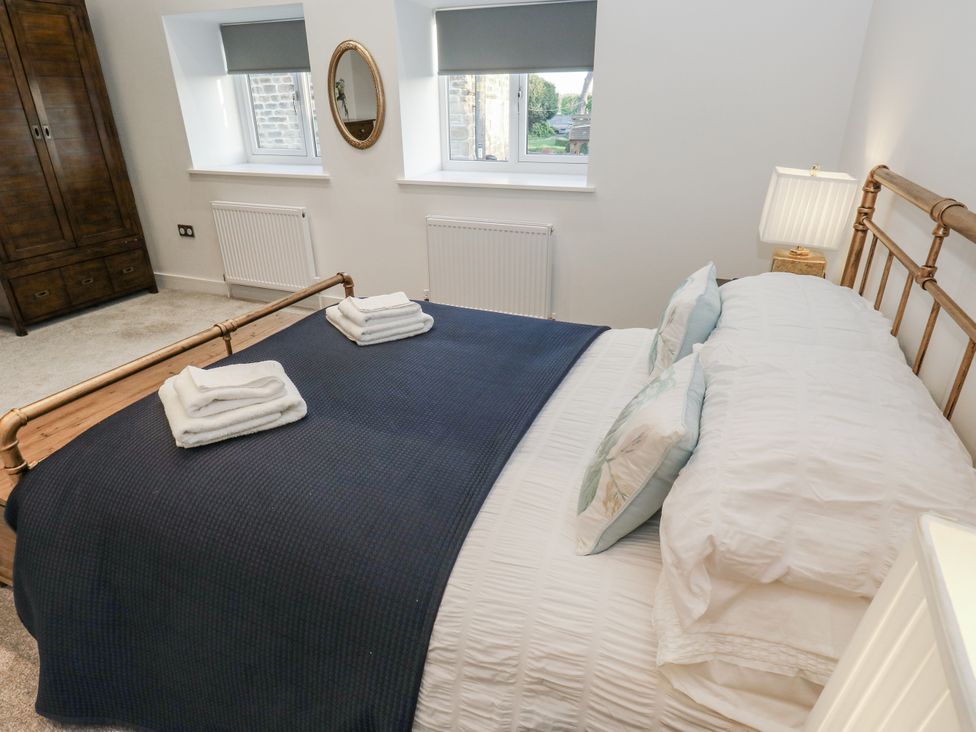 A bedroom with a bed and wardrobe at The Robins Nest in 