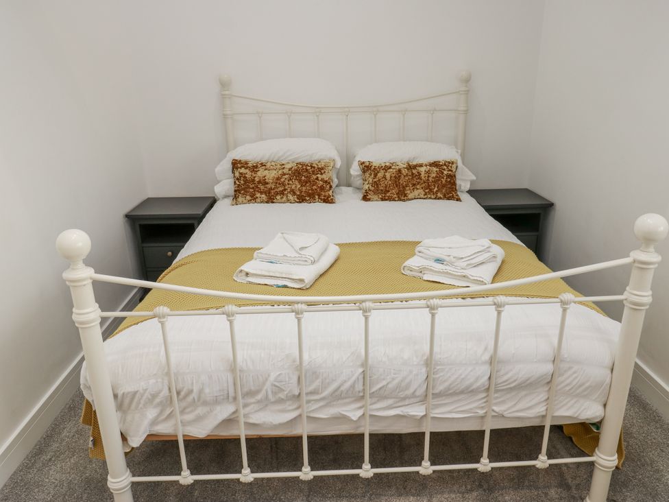 A bedroom with a bed and towels arranged at The Robins Nest in 