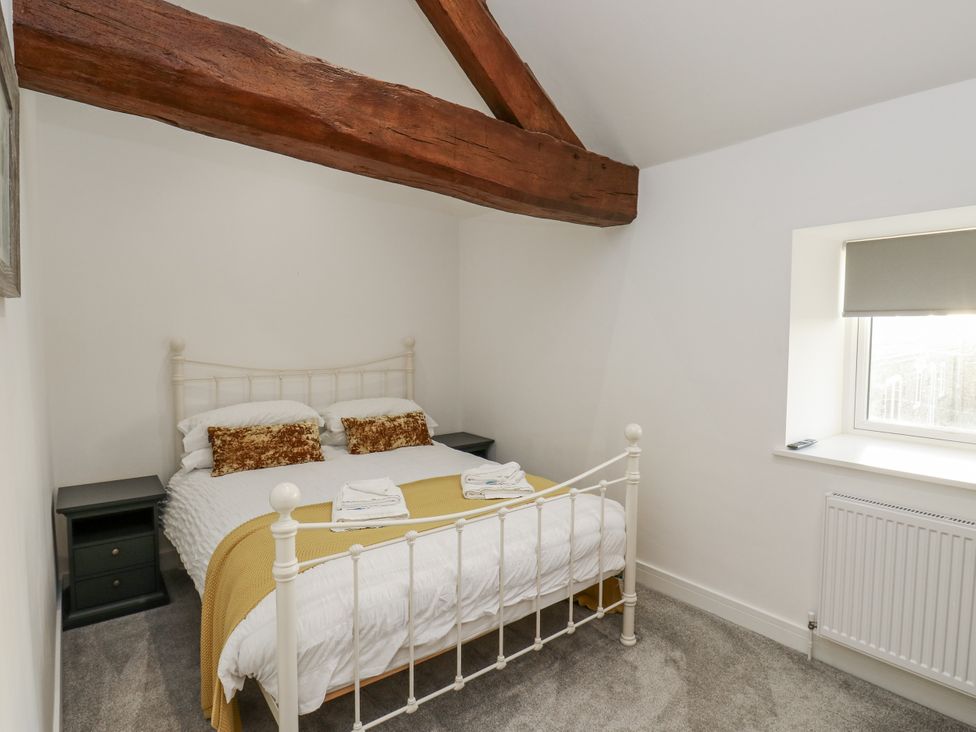 A bedroom with a bed and bedside tables at The Robins Nest 