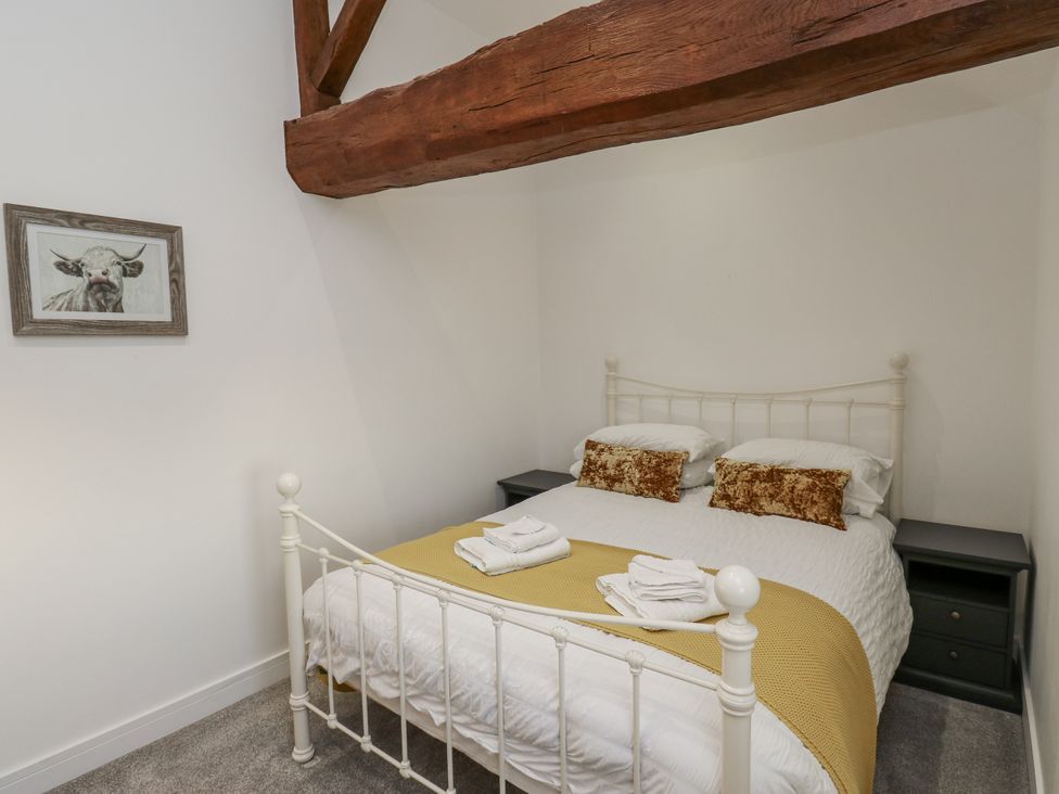 A bedroom with a bed and bedside tables at The Robins Nest in 