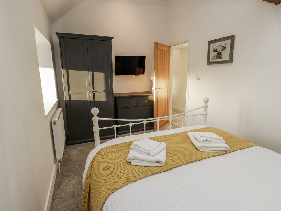 A bedroom with a bed and wardrobe at The Robins Nest 