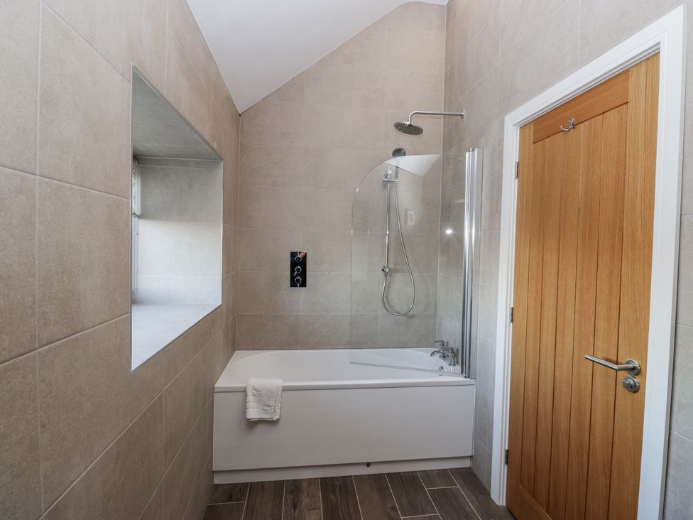 A bathroom with a bathtub and shower at The Robins Nest
