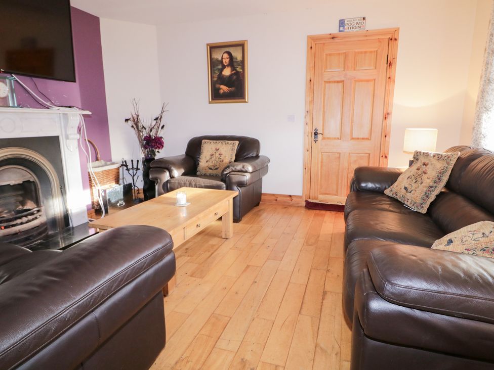 A living room with sofas and a coffee table at Storey and Half House in Annagry