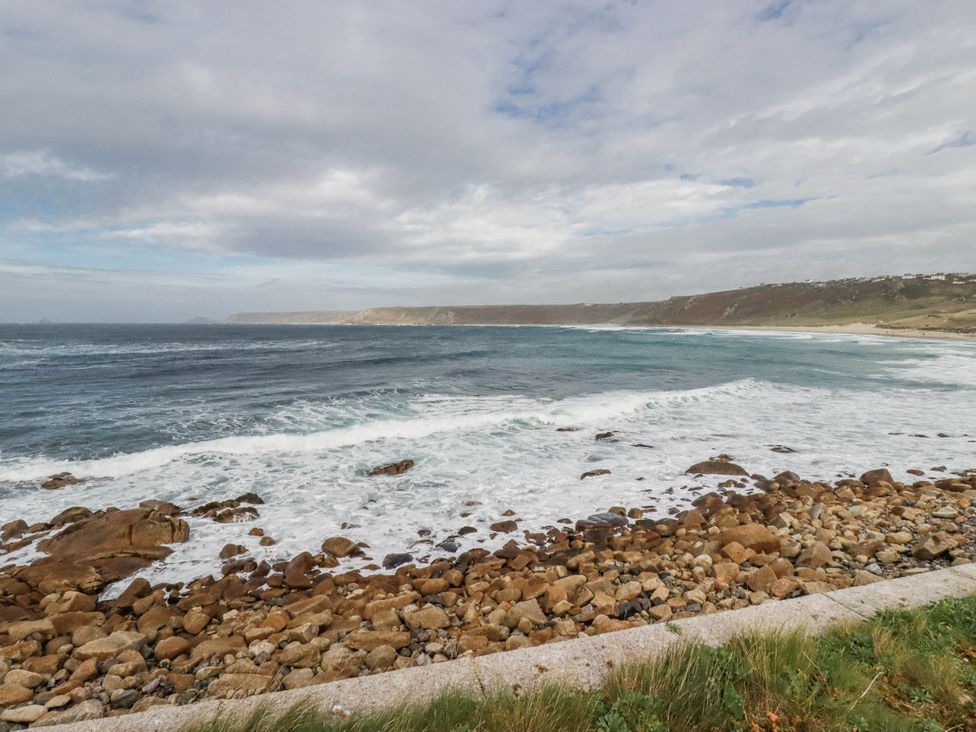 A shoreline with rocks and waves at Cove Retreat in Penzance