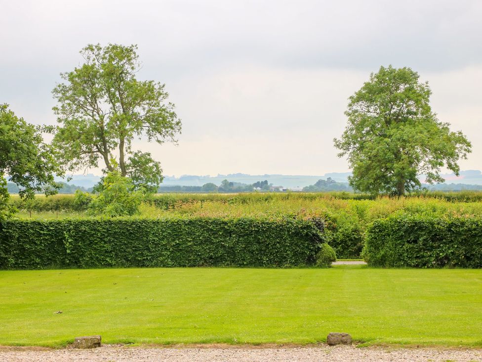 A garden with trees and hedges at Ticklepenny in Louth