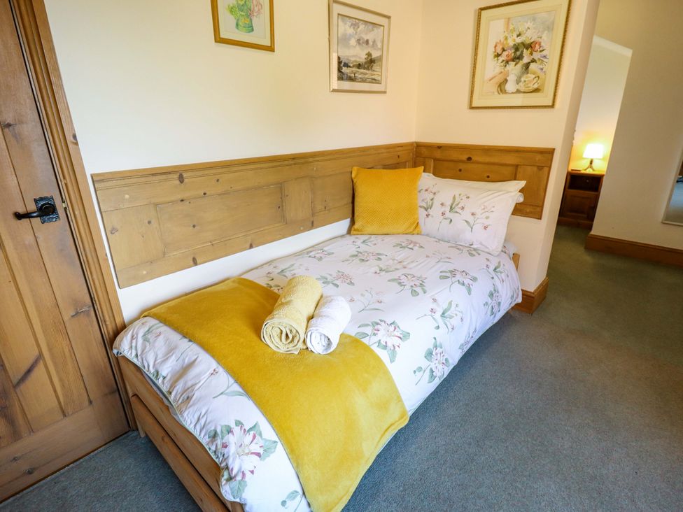 A bedroom with a single bed and towels displayed at Ticklepenny in Louth
