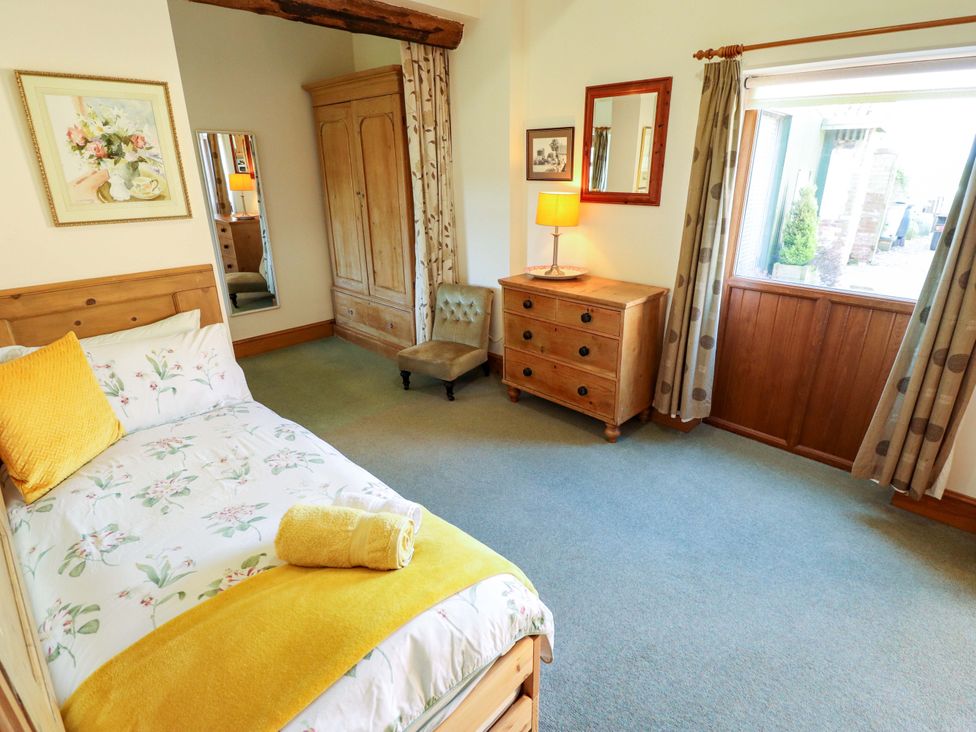 A bedroom with a single bed and furniture at Ticklepenny in Louth