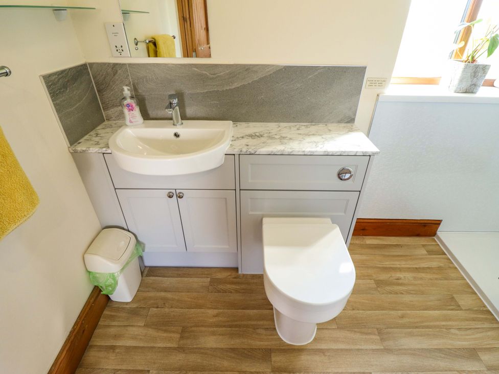 A bathroom with sink and toilet at Ticklepenny in Louth
