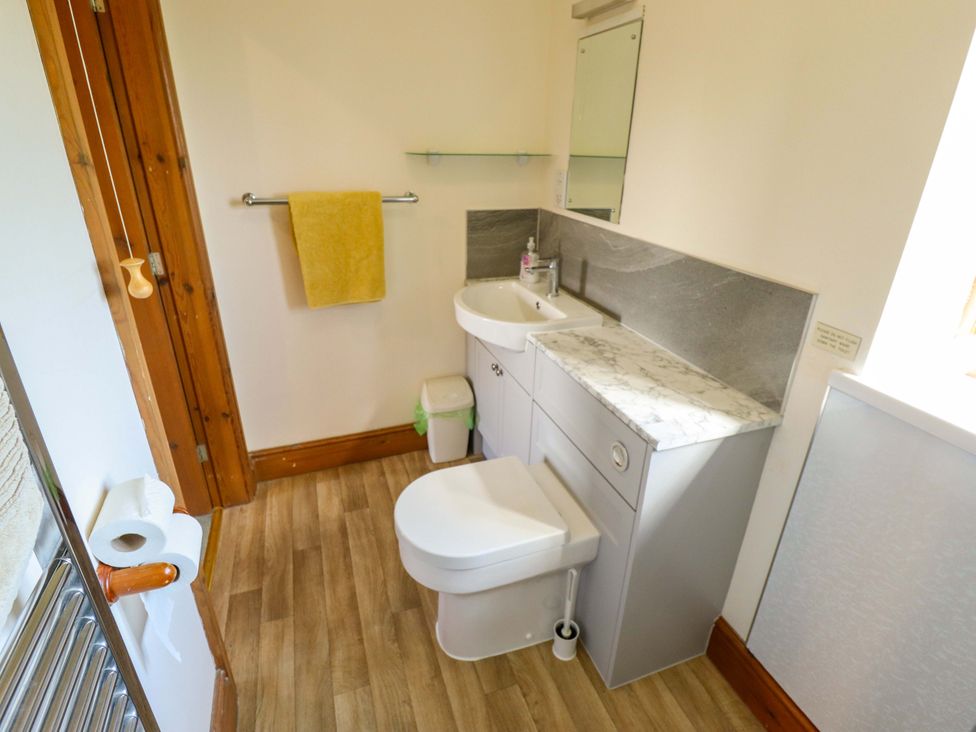 A bathroom with a sink and toilet at Ticklepenny in Louth