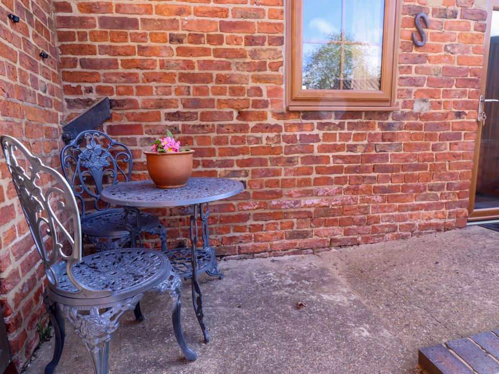An outdoor seating area with a table and chairs at Ticklepenny in Louth