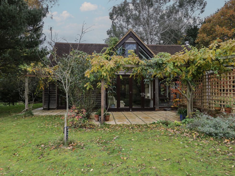 A garden view with patio and plants at Gardeners Hill Annex