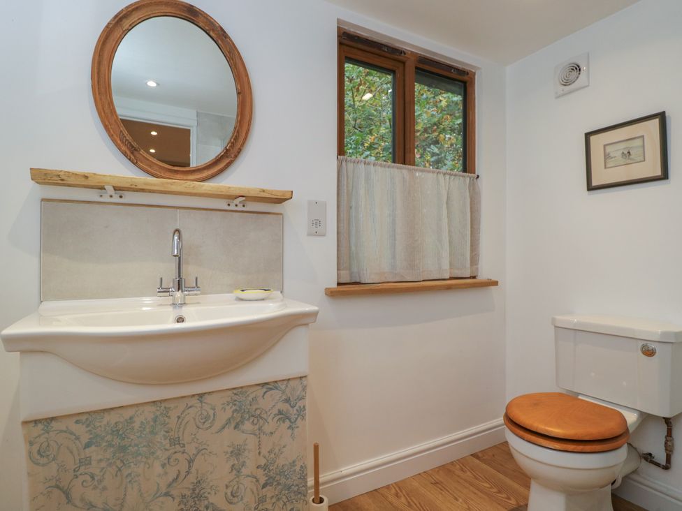 A bathroom with a sink and toilet at Gardeners Hill Annex