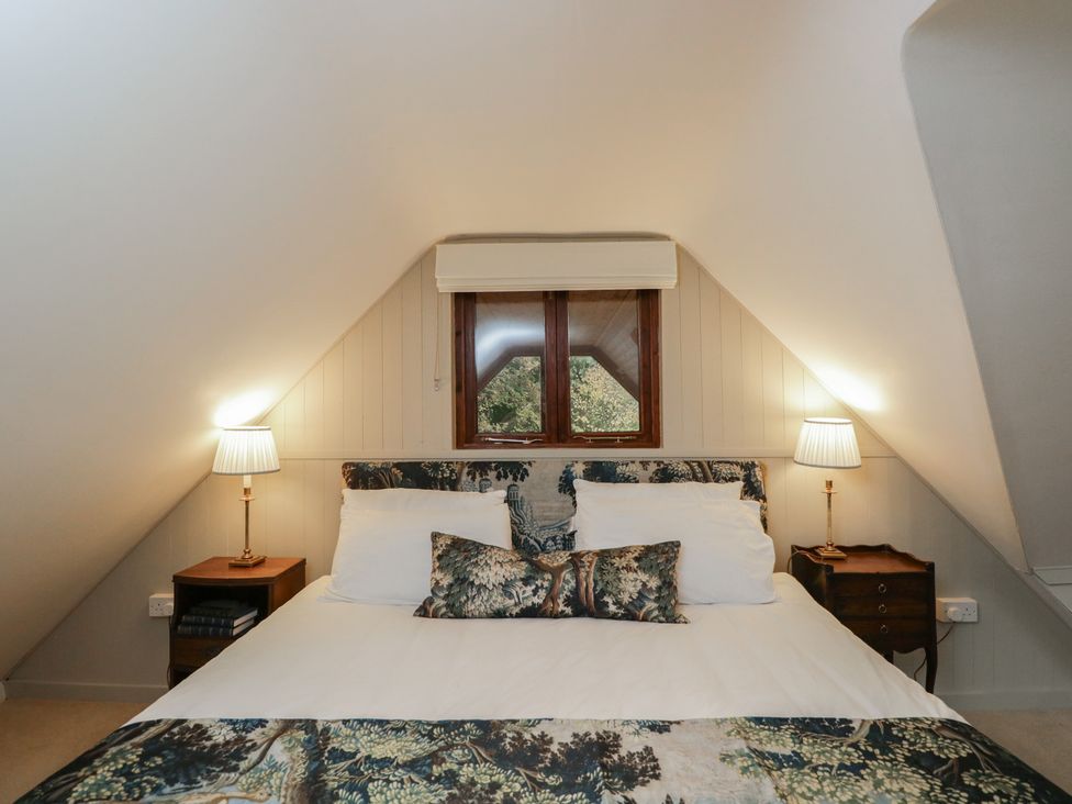 A bedroom with a bed and bedside tables at Gardeners Hill Annex