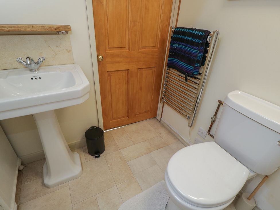 A bathroom with sink and toilet at Gardeners Hill Annex